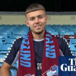 Stephen Crean dvíha pohár s červenými stuhami