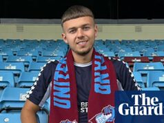 Futbalista Scunthorpe United sa zranil pri bodnutí vlaku v Cambridgeshire | Správy zo Spojeného kráľovstva Stephen Crean dvíha pohár s červenými stuhami