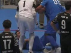 Futbalista stráca slezinu po hororovej kolízii len pár sekúnd po zápase | Futbal | Šport Futbalista stráca slezinu po hororovej kolízii len pár sekúnd po zápase | Futbal | Šport