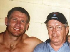 Futbalová legenda, ktorá vyhrala premiéru, zverejnila po rodinnej tragédii srdcervúcu správu Dvojnásobný víťaz titulu Knights Billy Peden vzdal hold svojmu otcovi Atholovi (na spoločnom obrázku) po tom, čo tento týždeň zomrel.