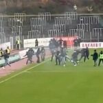 Fanúšikovia sa ponáhľali na ihrisko, keď polícia odpovedala