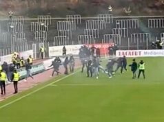 Futbaloví chuligáni spália súperovu vlajku a stretnú sa s políciou s „paprikovým sprejom“. Fanúšikovia sa ponáhľali na ihrisko, keď polícia odpovedala