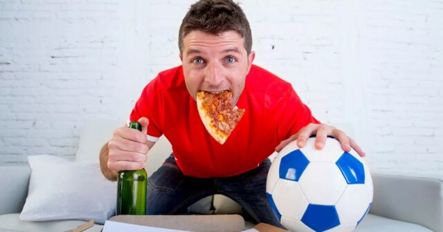 Futbaloví fanúšikovia naozaj jedia všetky koláče, pretože pri prehre prechádzajú na mastné jedlá
