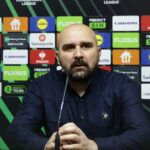 Mladen Zizovič, hlavný tréner FK Borac, hovorí pre médiá na pozápasovej tlačovej konferencii po víťazstve tímu v Európskej konferenčnej lige UEFA 2024/25 Liga vyraďovacích bojov v prvom zápase play-off medzi FK Borac a NK Olimpija Ľubľana na mestskom štadióne Banja Luka 13. februára 2025 v Bosne a Hercegovine Banja Luka