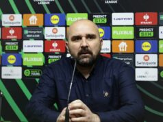 Futbalový manažér (44) zomrel po kolapse v polovici zápasu, keď sa hráči rozplakali Mladen Zizovič, hlavný tréner FK Borac, hovorí pre médiá na pozápasovej tlačovej konferencii po víťazstve tímu v Európskej konferenčnej lige UEFA 2024/25 Liga vyraďovacích bojov v prvom zápase play-off medzi FK Borac a NK Olimpija Ľubľana na mestskom štadióne Banja Luka 13. februára 2025 v Bosne a Hercegovine Banja Luka