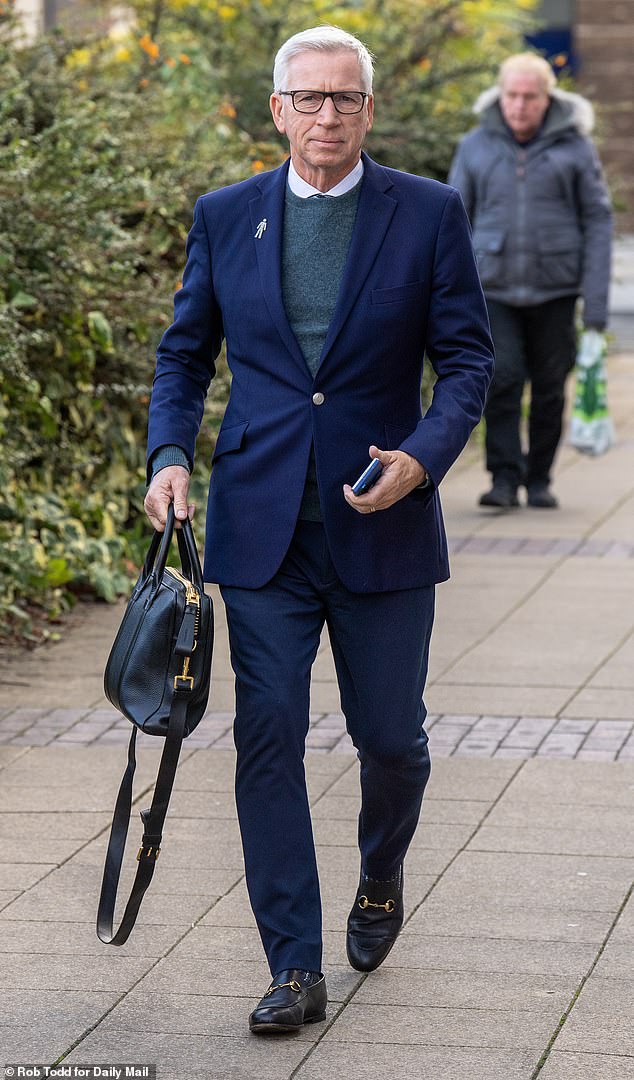 Futbalový manažér Alan Pardew (64) dostal zákaz šoférovania po prekročení Bývalý futbalový manažér Premier League a televízny expert Alan Pardew dostal dnes šesťmesačný zákaz šoférovať po prekročení rýchlosti vo svojom Porsche Macan za 80 000 libier.