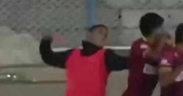 Futbalový zápas upadá do chaosu so 17 červenými kartami a Futbalový zápas upadá do chaosu so 17 červenými kartami a políciou za použitia slzotvorného plynu | Futbal | Šport