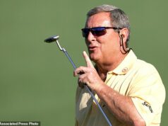 Fuzzy Zoeller zomrel vo veku 74 rokov: Šampión Masters pošpinený rasistickým vtipom Tigera Woodsa zomrel Fuzzy Zoeller, dvojnásobný šampión v golfe, zomrel vo veku 74 rokov, povedal kolega