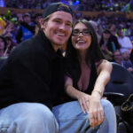 GF Madison Beer od Justina Herberta zaklincuje Halloween tým, že svojho domáceho maznáčika Presleyho upraví ako Bumblebee (IG/@madisionbeer)