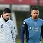 Tréner Arsenalu Mikel Arteta s Gabrielom Jesusom pri návrate do tréningu