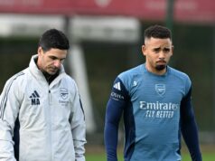 Gabriel Jesus vydáva novú aktualizáciu zranenia Arsenalu, keďže Mikel Arteta poskytuje aktualizáciu prestupov Tréner Arsenalu Mikel Arteta s Gabrielom Jesusom pri návrate do tréningu