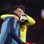 Zranený Gabriel Magalhaes si užíva oslavy po zápase Premier League medzi Arsenalom a Tottenhamom Hotspur na Emirates Stadium.