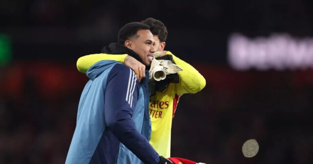Gabriel, Odegaard, Gyokeres - Správy o zranení Arsenalu a dátumy Zranený Gabriel Magalhaes si užíva oslavy po zápase Premier League medzi Arsenalom a Tottenhamom Hotspur na Emirates Stadium.