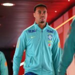 Obranca Arsenalu Gabriel Magalhaes z Brazílie prichádza na štadión pred prípravným zápasom so Senegalom