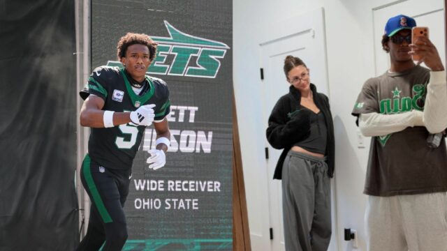 Garrett Wilson odhodil kameru GF Shay Holle, keď sa Jets logo pochodového šialenstva