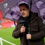Gary Neville, bývalý anglický futbalista a súčasný televízny expert, prezentuje s NBC Sport pred zápasom Premier League medzi Liverpool FC a Manchester United FC na Anfielde 5. januára 2025 v Liverpoole v Anglicku.