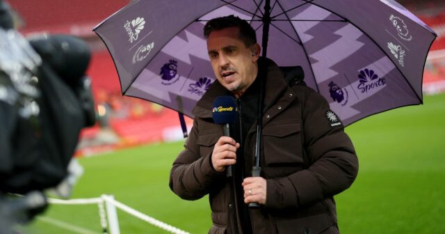 Gary Neville, bývalý anglický futbalista a súčasný televízny expert, prezentuje s NBC Sport pred zápasom Premier League medzi Liverpool FC a Manchester United FC na Anfielde 5. januára 2025 v Liverpoole v Anglicku.