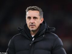 Gary Neville označil hviezdu Man United za „stratu času“ v krutom odložení po mizernom predstavení Evertonu: „Nikoho neoklameš“ Gary Neville označil Luka Shawa za „stratu času“, keď Manchester United stroskotal na nezáživnej porážke 1:0 proti Evertonu na Old Trafford.
