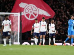 Gary Neville vtrhol do „základného“ Tottenhamu počas severolondýnskeho derby vs Arsenal v brutálnom vyčíňaní Hráči Tottenhamu Hotspur počas zápasu proti Arsenalu