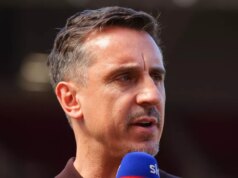Gary Neville zahŕňa aj Bruna Fernandesa, ktorý v odsudzujúcom verdikte vyzýva štyroch hráčov Man Utd Odborník Sky Sports Gary Neville povedal štyrom hráčom Man United, že „by sa mali mať oveľa lepšie“