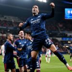 Mikel Merino z Arsenalu oslavuje strelenie druhého gólu svojho tímu počas zápasu fázy MD4 Ligy majstrov UEFA 2025/26 medzi SK Slavia Praha a Arsenal FC v Eden Arene 4. novembra 2025 v Prahe v Českej republike.