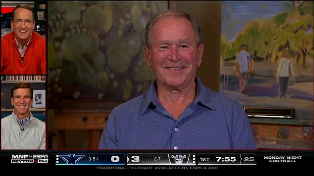 George W Bush necháva fanúšikov NFL ohromiť zriedkavým televíznym vystúpením Bývalý prezident George W. Bush v pondelok prekvapivo vystúpil v ManningCast