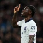 Gesto Bukayo Saka Anglicko vysvetlilo po tom, čo sa v Arsenale objavili obavy zo zranenia