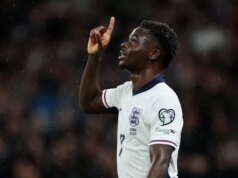 Gesto Bukayo Saka Anglicko vysvetlilo po tom, čo sa v Arsenale objavili obavy zo zranenia Gesto Bukayo Saka Anglicko vysvetlilo po tom, čo sa v Arsenale objavili obavy zo zranenia