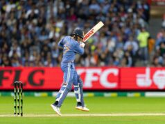 „Gill mala byť mimo prvej lopty sama“ "Gill mala byť mimo prvej lopty sama"