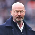 Alan Shearer pred televíznou kamerou.