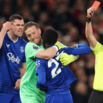 Idrissa Gueye z Evertonu dostáva červenú kartu po strete so spoluhráčom Michaelom Keanom