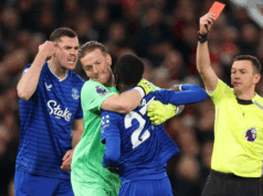 Gueye z Evertonu vylúčený zo súboja so spoluhráčom Keanom Idrissa Gueye z Evertonu dostáva červenú kartu po strete so spoluhráčom Michaelom Keanom