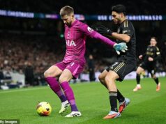 Guglielmo Vicario moment šialenstva pomohol Fulhamu získať DVOJgólové vedenie v prvých šiestich minútach súboja s Tottenhamom, keď brankár pod paľbou bol zasiahnutý obrovským buchotom po zakričaní Guglielmo Vicario bol v sobotu večer zasiahnutý chórovým popíjaním od nespokojných fanúšikov Spurs