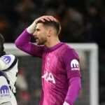 Brankár Tottenhamu Guglielmo Vicario po prehre proti Fulhamu.