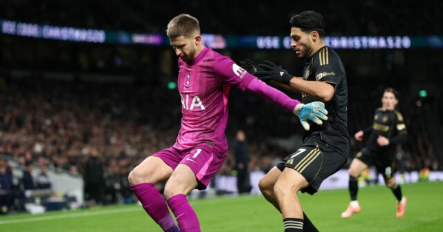 Guglielmo Vicario je vyzvaný Raulom Jimenezom počas zápasu Premier League medzi Tottenhamom Hotspur a Fulhamom. 