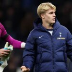 Guglielmo Vicario prichádza chrániť Lucasa Bergvalla po zápase Premier League medzi Tottenhamom Hotspur a Chelsea.