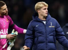 Guglielmo Vicario vysvetľuje, prečo zatlačil na Lucasa Bergvalla a urobil gesto na podporu Tottenhamu Guglielmo Vicario prichádza chrániť Lucasa Bergvalla po zápase Premier League medzi Tottenhamom Hotspur a Chelsea.