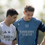 Mikel Arteta a Viktor Gyokeres hovoria počas tréningu Arsenalu