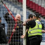 Demonštranta museli oslobodiť po tom, čo sa pripútal reťazou k bránke počas zápasu Škótsko-Izrael v Hampdene v máji 2024