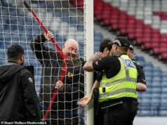 HAMPDEN RED ALERT: Národný štadión je pripravený na protesty, keďže škótske ženy sú vylosované s Izraelom v kvalifikácii majstrovstiev sveta Demonštranta museli oslobodiť po tom, čo sa pripútal reťazou k bránke počas zápasu Škótsko-Izrael v Hampdene v máji 2024