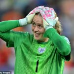 Anglická brankárka Hannah Hamptonová bola vymenovaná do Svetovej jedenástky FIFPRO nad Mary Earpsovou