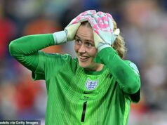 Hannah Hamptonovú v hlasovaní o najlepšiu brankárku na svete podporujú ženské hviezdy nad Mary Earpsovou – niekoľko dní po tom, čo legenda Levice zaútočila na starého spoluhráča so „zlým správaním“ Anglická brankárka Hannah Hamptonová bola vymenovaná do Svetovej jedenástky FIFPRO nad Mary Earpsovou