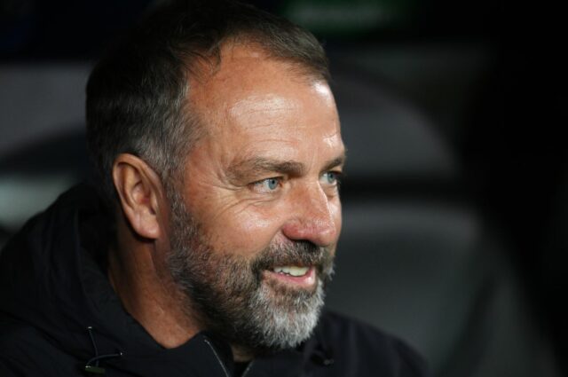 Hansi Flick sa bude držať filozofie uprostred defenzívnych problémov Barcelony
