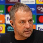 Hlavný tréner Barcelony Hansi Flick hovorí s novinármi pred zápasom Ligy majstrov