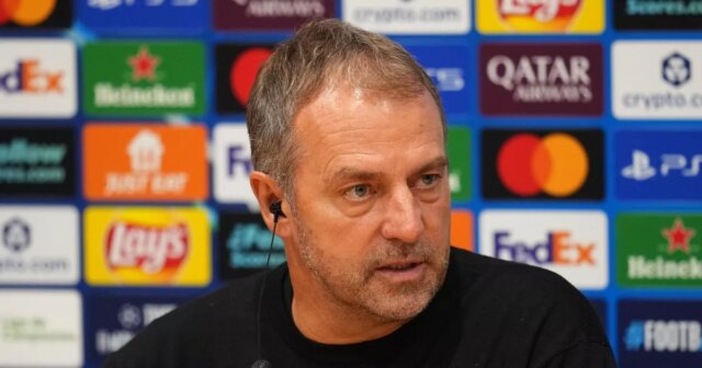 Hlavný tréner Barcelony Hansi Flick hovorí s novinármi pred zápasom Ligy majstrov