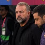 Hansi Flick stojaci v zemľanke.