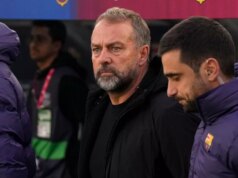 Hansi Flick „uškŕňa“ nóbl ponuku Chelsea, ako odhalila barcelonská povera Hansi Flick stojaci v zemľanke.