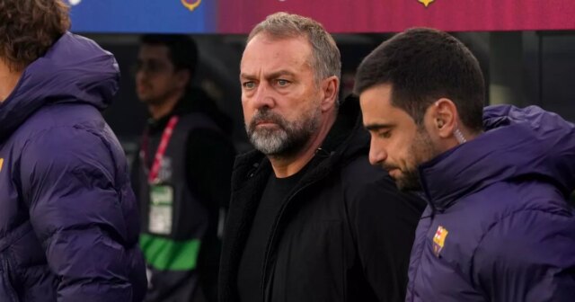 Hansi Flick stojaci v zemľanke.