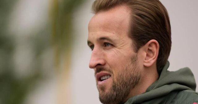 Harry Kane prichádza na tréning do Mníchova pred zápasom Ligy majstrov medzi Arsenalom Londýn a FC Bayern. 