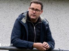 Haverfordwest County: Cieľom inovatívnej strany Cymru Premier je dosiahnuť „ďalšiu úroveň“ Rob Edwards pictured at Haverfordwest's Bridge Meadow